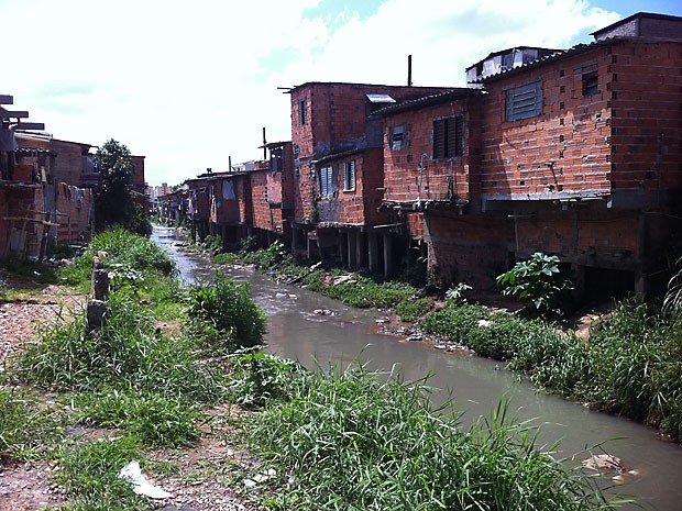 Áreas irregulares são dificuldades na distribuição da água no Brasil.