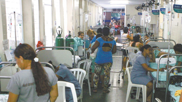 Retrato da saúde pública no Brasil: filas e atendimento nos corredores.