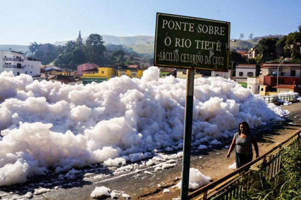 Efluentes lançados no rio Tietê.