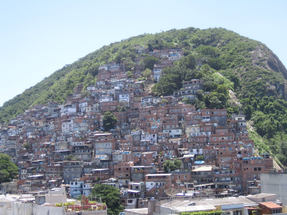 Uma das grandes dificuldades é levar saneamento às favelas brasileiras.