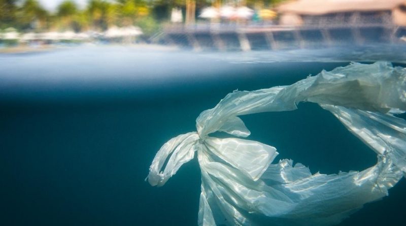 lixo plástico nos oceanos
